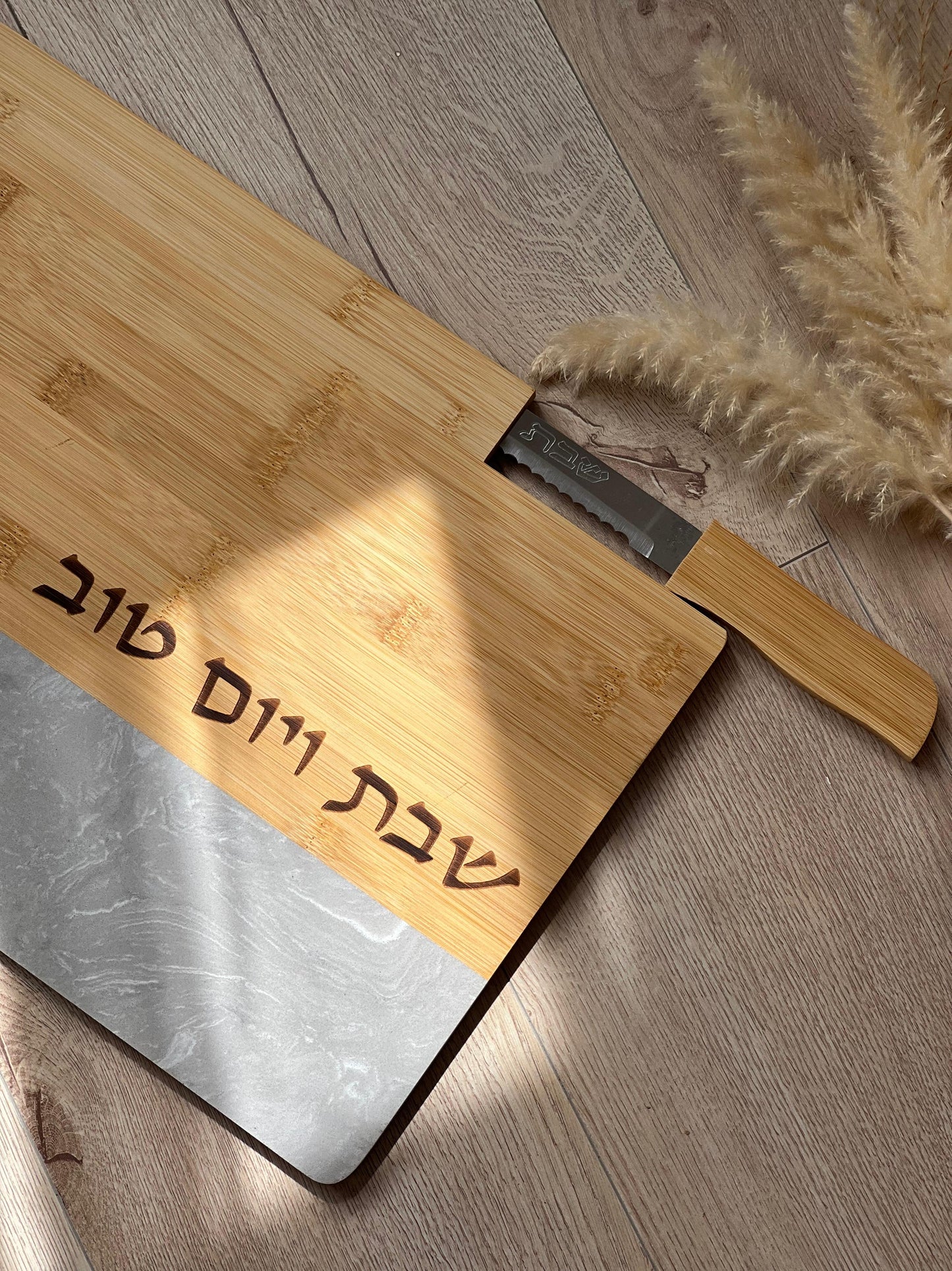 מגש חלה מהודר מעץ במבוק עם שיש\בטון וסכין